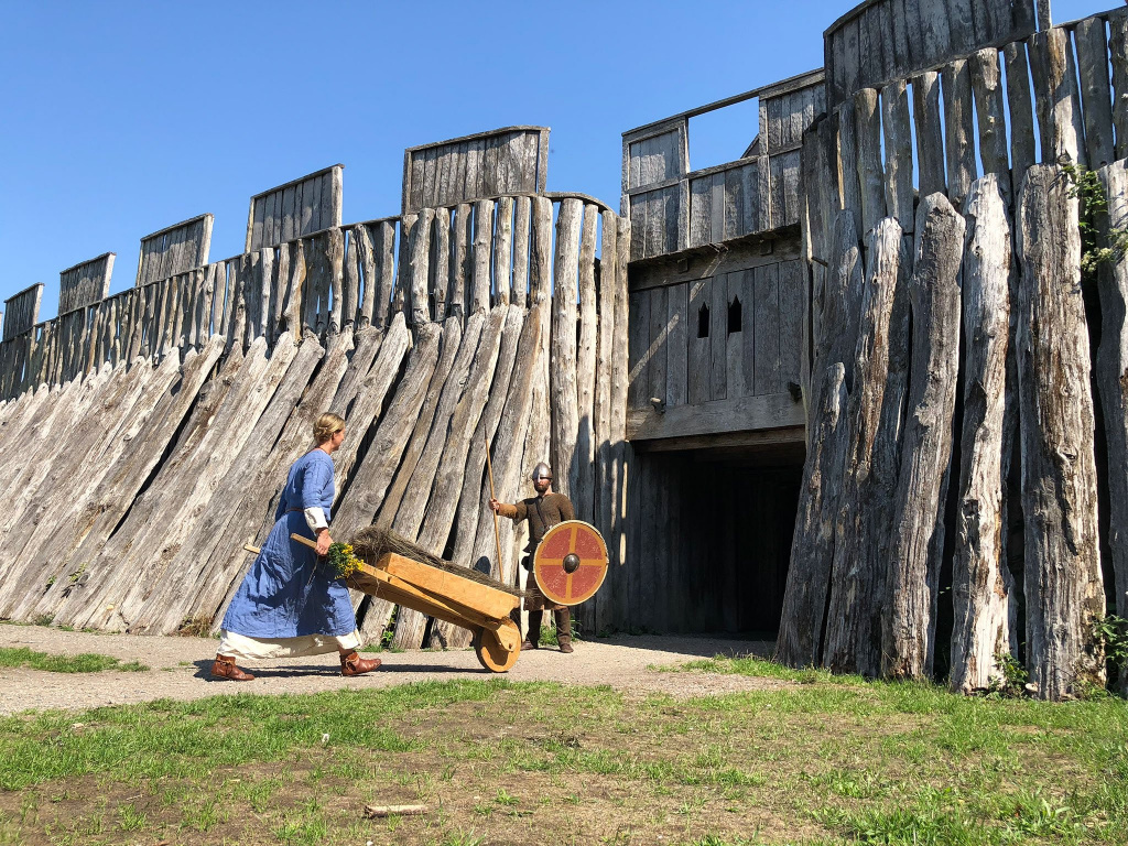 Trelleborg har anor från vikingatiden och idag är den rekonstruerade ringborgen från Harald Blåtands dagar en av de stora sevärdheterna.