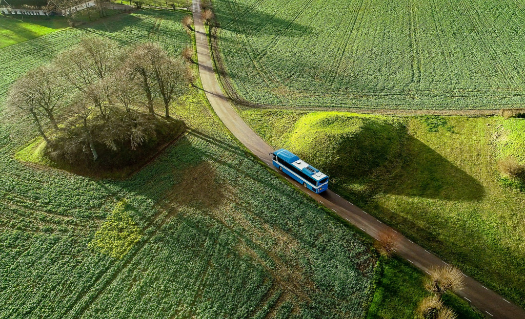 Skolbuss kör på en enslig väg på landsbygden.
