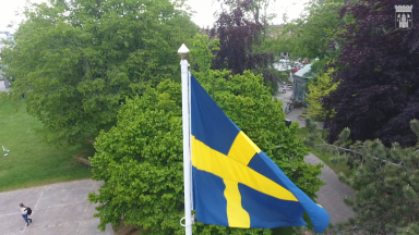Svensk flagga på flaggstång