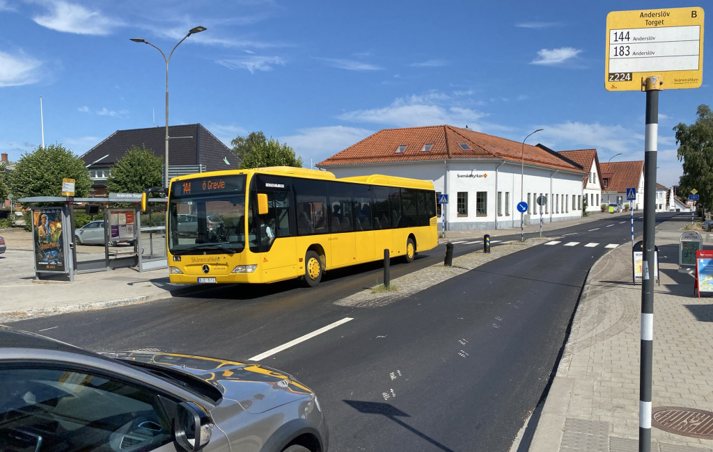 Gul buss vid hållplats