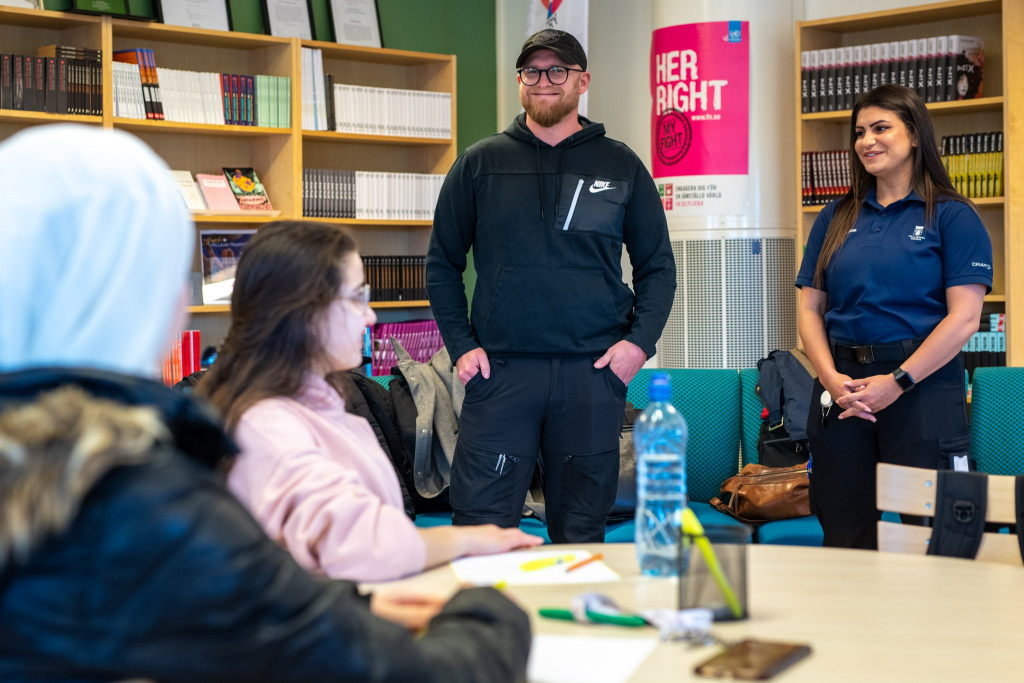 Trygghetsvärdarna Ola och Tara träffar elever på Söderslättsgymnasiet.