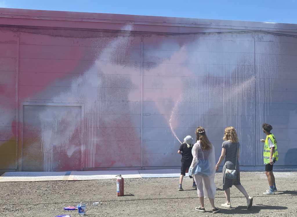Spraymålning av stor vägg
