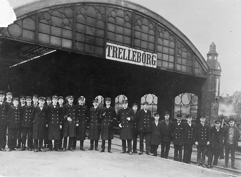 Män i uniform utanför tågstation