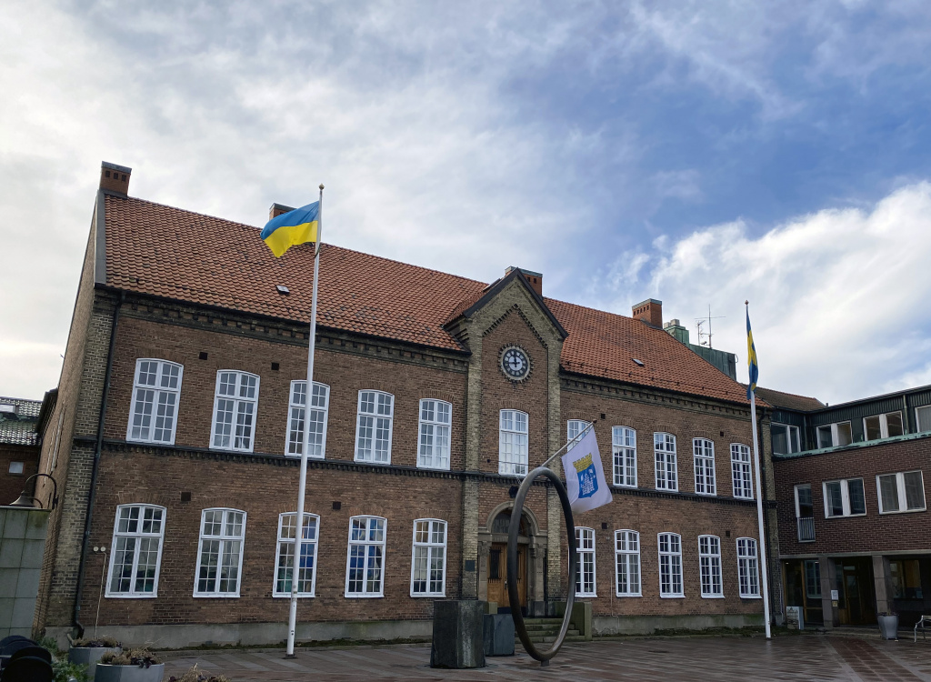 Ukrainsk flagga utanför rådhuset
