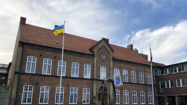 Ukrainsk flagga utanför rådhuset