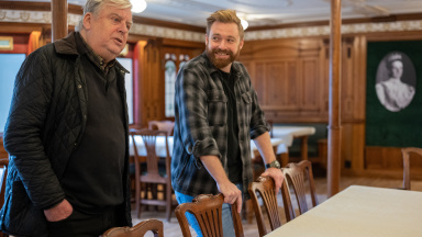 Två män vid gammalt matbord