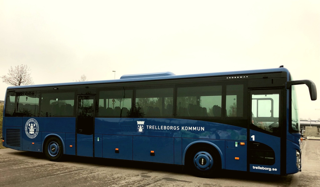 En blå buss med Trelleborgs kommuns logga.