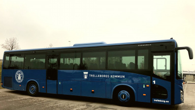En blå buss med Trelleborgs kommuns logga.