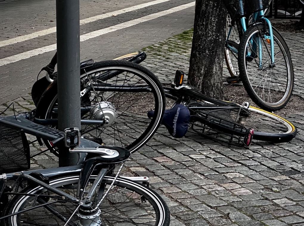 skrotcyklar och övergivna cyklar vid gata
