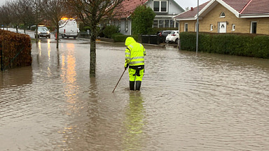 man arbetar översvämning på gata