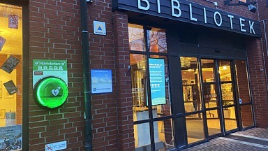Hjärtstartare placerad utomhus vid Trelleborgs bibliotek.