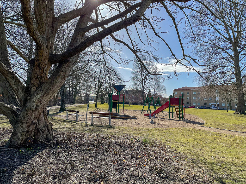 Bild som visar lekplats och grönytor i Margaretaparken i Trelleborg.