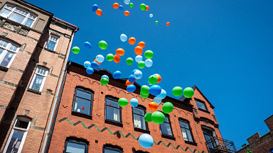 husfasad blå himmel ballonger