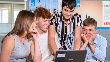 Fyra ungdomar tittar på en datorskärm